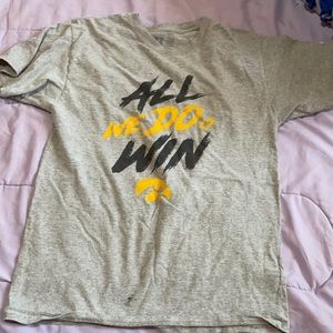 gray Hawkeye tee